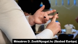 Anitát gyermekkorában az édesapja bántalmazta, felnőttként a férje