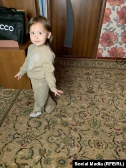 Алия үйдүн улуу кызы болчу. Анын апасы алты айлык эмчектеги баласын кучактап, азыр ден соолугу оор болуп турат.