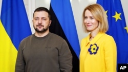 У розшук в РФ оголосили десятки бальтійських політиків, найвідоміша з них – премʼєрка Естонії Кая Каллас (на фото разом із президентом України Володимиром Зеленським)