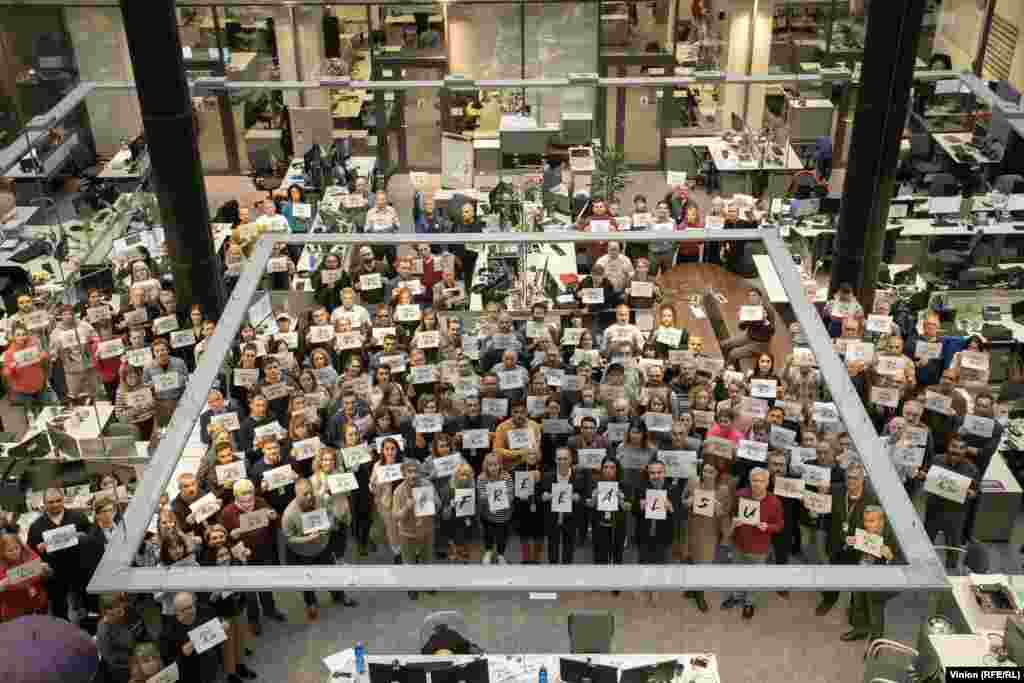 Супрацоўнікі РСЭ/РС у яго штаб-кватэры ў Празе удзельнічаюць у кампаніі за вызваленьне сваёй калегі Алсу Курмашавай з расейскай турмы ў 2023 годзе.