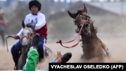 Кыргызстанда өткөн көк бөрү оюндарынын бири. Архивдик сүрөт.