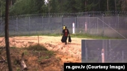 Мігранты незаконна перасякаюць мяжу Латвіі пры дапамозе беларускіх памежнікаў. Архіўнае фота