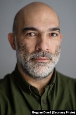 Ciprian Necula spune că la niciun post de radio din România nu sunt difuzate manele, pentru că „există un fel de evaluare, de standarde de calitate inferioare a manelelor”.