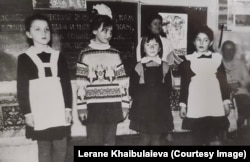 Mektep talebesi Lerane Haybullayeva (sağdan)