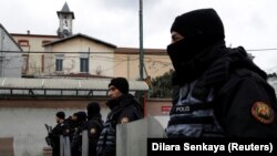 Санта-Мария чиркөөсүнүн алдындагы полиция кызматкерлери. 2024-жыл, 28-январь