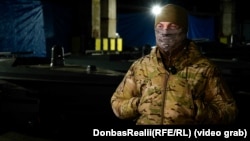 Боец спецназа на секретной локации Главного управления разведки Минобороны Украины (ГУР МОУ) рассказывает журналистам о проведении операций с морскими дронами. Архивное фото