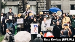 პარლამენტის შესასვლელთან ისმის შეძახილები: „არა რუსულ კანონს!“