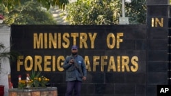 په اسلام اباد کې د پاکستان د بهرنیو چارو وزارت مخې ته ساتونکی ولاړ دی ـ پخوانی انځور.