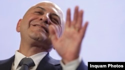 Medicul Cătălin Cîrstoiu ar putea să spună adio candidaturii la primăria Capitalei la o lună de la intrarea în cursă. Împotriva lui s-au adunat acuzații grave de integritate. 