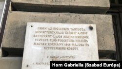 Emléktábla 1999-ből az épület külső falán