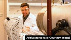 Nicolae Spălatu este cercetător la Universitatea de Tehnologie din Tallinn, unde lucrează la dezvoltarea unor panouri fotovoltaice.