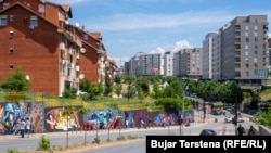 Ulica B ukrašena grafitima.