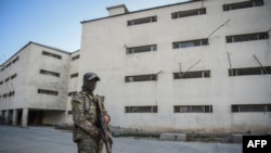 طالبان بندي کړي فعالان د څرخي پله په زندان کې چې تر ټولو ډېر محافظت لرونکی زندان ګڼل کیږي، ساتلي