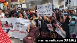 په پاکستان د لادرکه کسانو کورنیو په وار وار مظاهرې کړې دي. پخوانی انځور