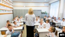 Tanítónő beszél a diákokhoz a Zelk Zoltán Általános Iskola 1/b osztályában Nyíregyházán 2021. szeptember 1-jén (képünk illusztráció)