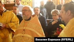 Новият предстоятел на руската църква в София протойерей Владимир Тишчук (в средата) и руската посланичка Елеонора Митрофанова.