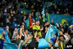 Словениядағы ойындағы қазақстандық жанкүйерлер. Любляна, 20 қараша 2023 жыл.