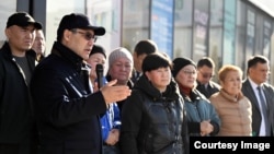 Президент Садыр Жапаров  “Дордой” базарында соодагерлер менен жолугушууда. 5-декабрь, 2023-жыл.