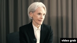 ჯილ დოერტი, რუსეთის ექსპერტი, ჯორჯტაუნის უნივერსიტეტის ევრაზიის, რუსეთისა და აღმოსავლეთ ევროპის შემსწავლელი ცენტრის პროფესორი; ვუდრო უილსონის მკვლევართა საერთაშორისო ცენტრის გლობალური მეცნიერ-თანამშრომელი და უილსონის ცენტრის კენანის ინსტიტუტის მრჩეველთა საბჭოს წევრი