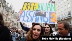 Ассанждын жубайы Стелла Лондондогу күйөсүн колдогон митингде. 20-февраль, 2024-жыл.