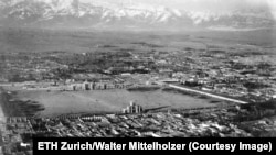 Техеран, заснет от 400 метра височина. В дъното се вижда планинската верига Алборз.