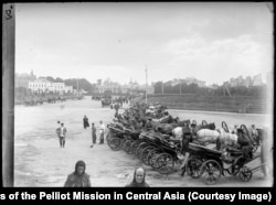 Moskwa wokzalyndaky ýolagçylara garaşýan kireýkeşler