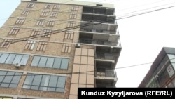 Имараттын алгачкы эки кабаты соода борбору, калганы кеңсе жайлары катары колдонулары курулуш башталгандагы иш кагаздарында жазылган.