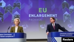 Архивска фотографија - Претседателката на Европската комисија Урсула фон дер Лајен и европскиот комесар за соседство и проширување Оливер Вархеји во Брисел. 