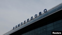 Як повідомляє Російська служба Радіо Свобода, московські аеропорти через атаку припиняли роботу, затримали десятки рейсів, зокрема, не зміг сісти літак прем’єр-міністра Вірменії Нікола Пашиняна