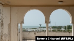 Vedere spre portul Anaklia de pe acoperișul hotelului omonim, Georgia, 23 mai 2023.