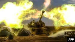 Израильская артиллерия ведет огонь с позиции на Голанских высотах недалеко от границы с Ливаном, 2 ноября 2023 года. На границе Израиля и Ливана после того, как ХАМАС организовала нападение на Израиль, продолжаются перестрелки между ЦАХАЛ и силами группировки "Хезболла"
