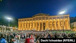 Мітинг проти закону про «іноземний вплив» біля парламенту в Тбілісі, Грузія, 18 травня 2024 року