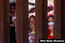 АКШ-Мексика чек арасындагы иммигранттар. Сан-Диего, Калифорния, АКШ, 11-май, 2023-жыл