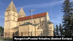 A felújítás részeként bekerítették a templomkertet, ennek nem mindenki örült a településen. A kapu ugyanis csak látogatási időben és a misék alatt van nyitva, míg korábban a helyiek szabadon látogathatták a kertet