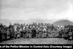 Gara öýüň alnyndaky toý