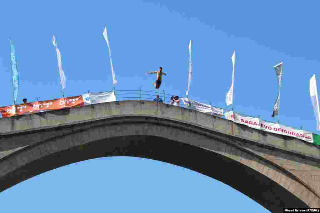 Jedan od skakača na noge. Skok se zove i "let".&nbsp;Od 1968. godine održava se zvanično, formalno takmičenje u skokovima sa Starog mosta svakog ljeta.