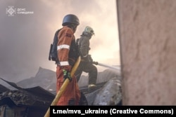 Zjarrfikësit gjatë aksionit për fikjen e zjarrit në Sumi pas sulmit rus më 30 gusht.