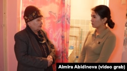 Дарика Асилбекова "Азаттыктын" кабарчысы Алмира Абидинова менен