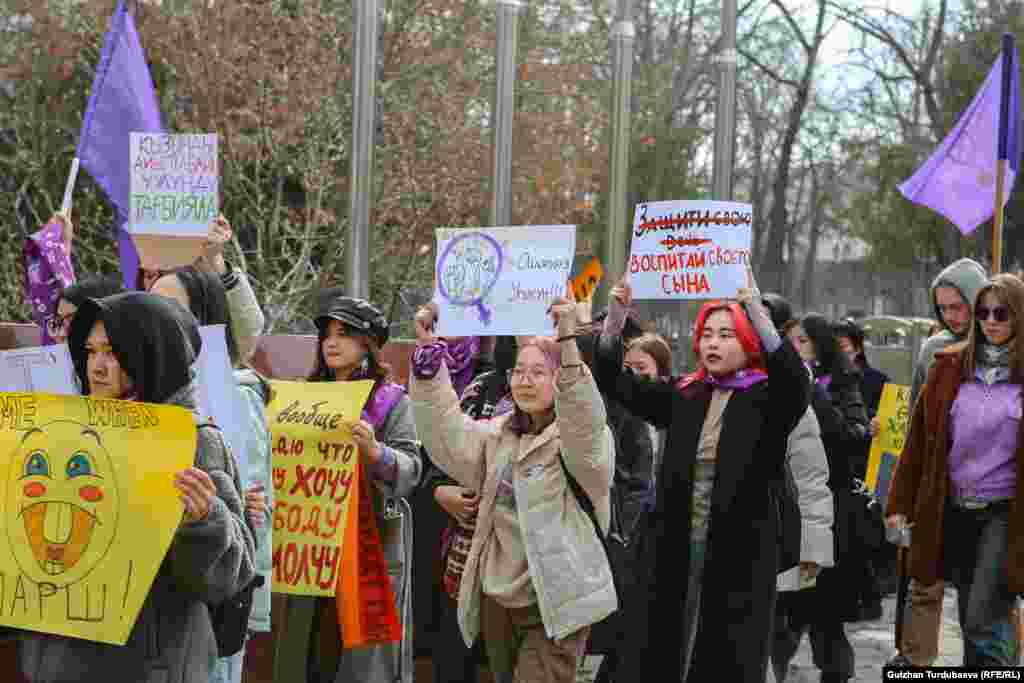 Жөө жүрүшкө 400гө жакын киши катышты.