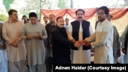 د انتظامیې لخوا د پېښې د قربانیانو کورنیو ته چیکونه ورکول کېږي: انځور مې ۱۲ 