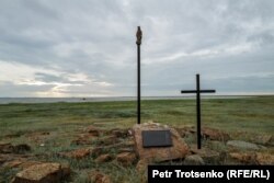 Статуя Девы Марии на озере Мариямколь. Село Озёрное, Северо-Казахстанская область, 20 июля 2024 года