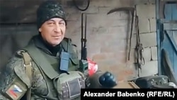 Vladislav Olenski transmite salutări la cameră.