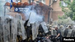 Pamje nga dhuna e shkaktuar në Zveçan më 29 maj.