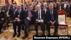 Помощник държавният секретар на САЩ Джеймс О'Брайън (вторият отляво надясно), служебният външен министър Стефан Димитров (вдясно) и министърът на отбраната Атанас Запрянов по време на конференцията