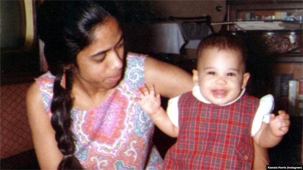 Отец Харрис ямайского происхождения, мать&nbsp;&ndash; из Индии. В начале этого года она писала о ней в своем аккаунте в Instagram'е. &laquo;У моей матери, доктора Шьямалы Гопалан, в жизни было две цели: вылечить рак груди и вырастить меня и мою сестру. Я скучаю по ней каждый день и думаю о ней все время. Я так горжусь тем, что я ее дочь. Счастливого Дня матери&raquo;. 