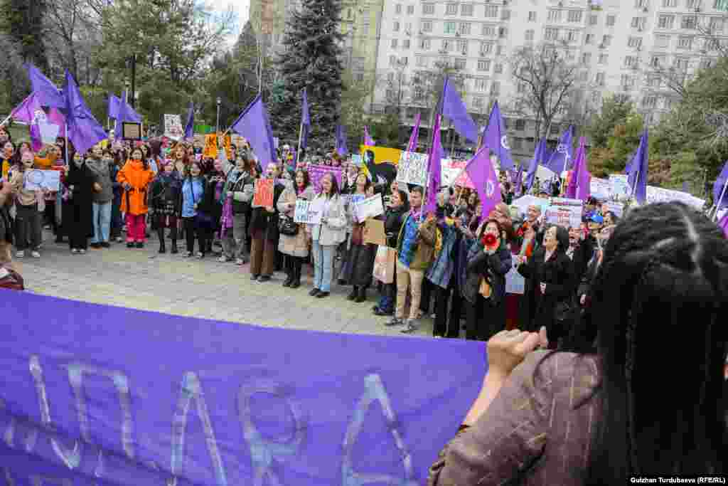 Дүйнөлүк WPS (Тынчтыктын жана аялдар үчүн коопсуздуктун индекси) уюмунун адам укугу боюнча рейтингинде Кыргызстан эки жыл катары менен кыз-келиндер үчүн эң кооптуу өлкө деп аталып, Борбор Азия өлкөлөрүнөн эң артта жайгашты. Былтыр октябрда жарыяланган индексте аялдардын өлкөнүн саясий, экономикалык жашоосуна катышы, укуктук дискриминация, билим берүү, саламаттык сактоо, жумуш менен камсыздоо жана зомбулук тобокелдиктери сыяктуу критерийлер эске алынган.