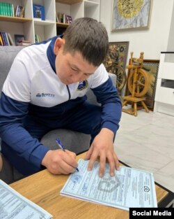 "Сары-Өзөн" командасы камсыздандыруу полисин алып жаткан учур.