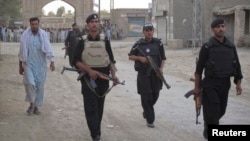 په ډېره اسماعیل خان کې پولیس ګزمه کوي - انځور له ارشیفه. 