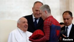 Папа Франциск се среща с мъж, облечен в костюм на Спайдърмен по време на седмичната обща аудиенция на площад "Св. Петър" във Ватикана.