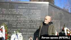 Александър при мемориала на жертвите на комунистическия режим в България